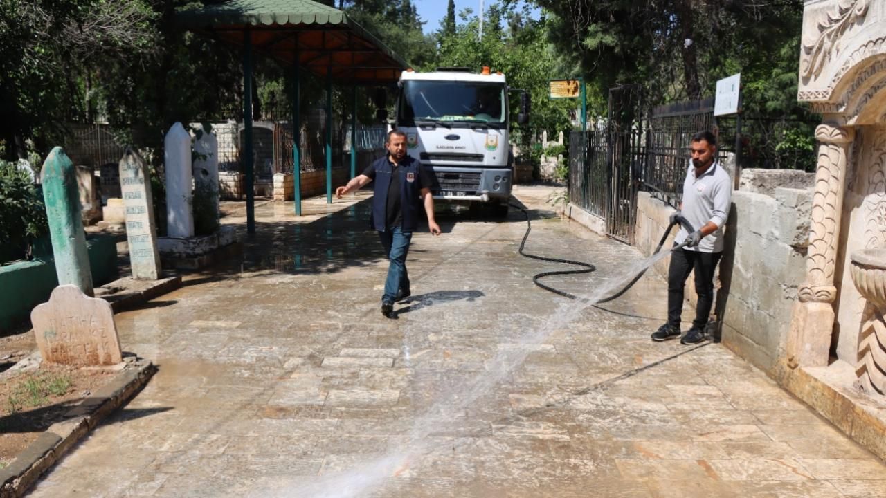 Büyükşehir Ekipleri Mezarlıkları Bayrama Hazırladı