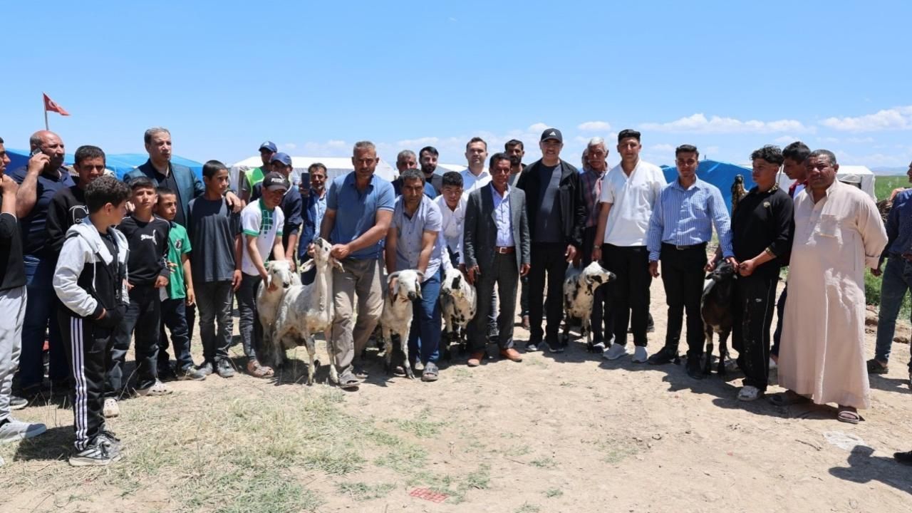 Eyyübiye Belediyesi’nden Tarım İşçisi Ailelere Kurbanlık Ve Yardım Kolisi Dağıtımı