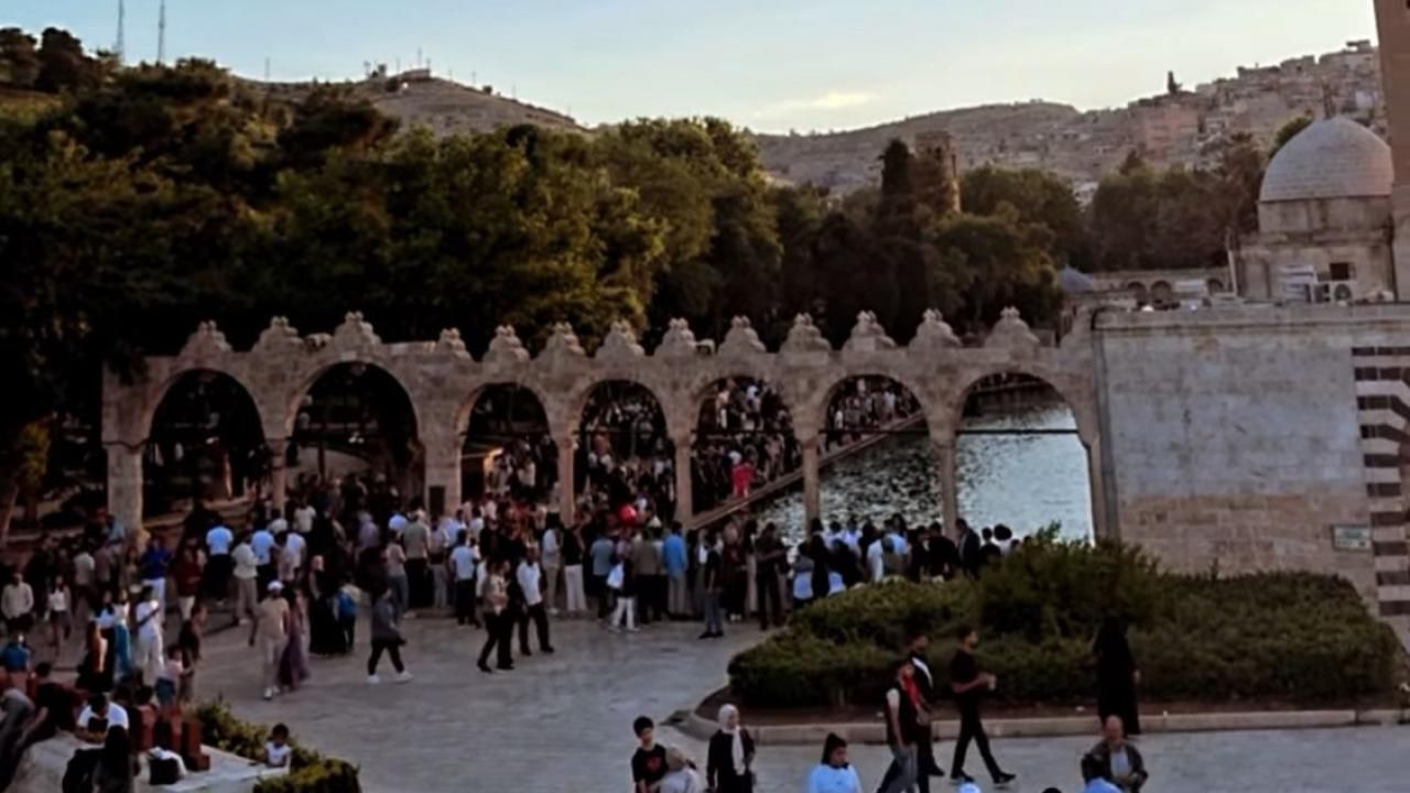 Şanlıurfa’da Bayram Yoğunluğu Balıklıgöl’e Taştı