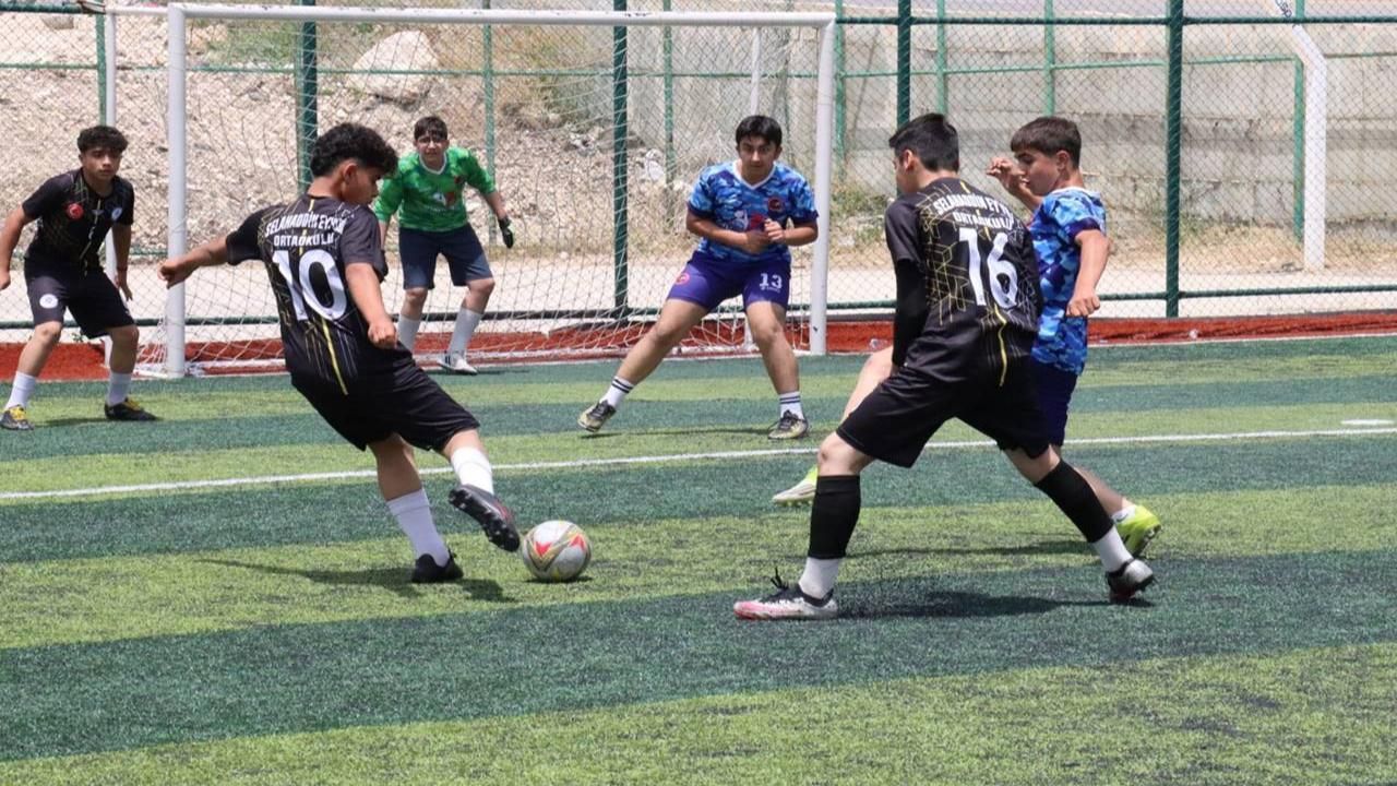 Okullar Arası Futbol Turnuvası Devam Ediyor
